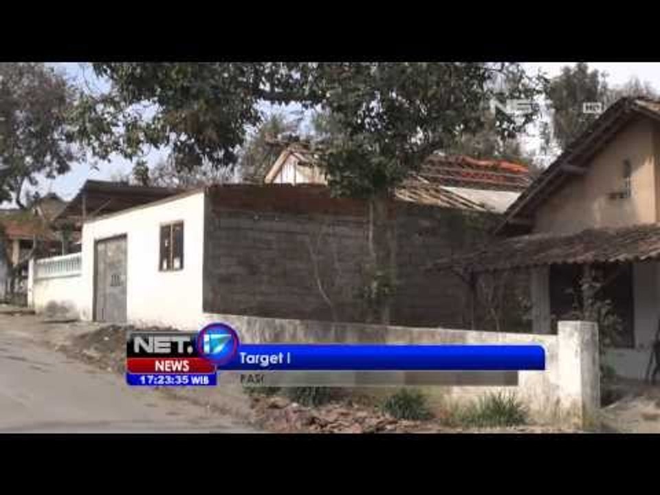NET17 - Material untuk perbaikan rumah warga di desa Puncu Kediri belum datang