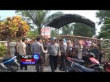 NET12 - Warga Indramayu memnuhi kantor KPU Indramayu untuk jadi relawan pelipat surat suara