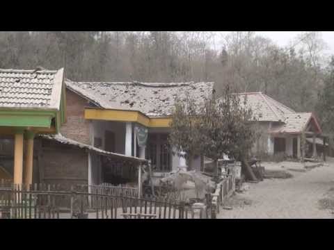 IMS - Abu Vulkanis dari Letusan Kelud menutup jalan protokol di Kediri