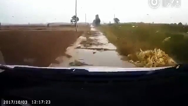 Cet automobiliste roule sur une route en mauvais état et va vite le regretter...