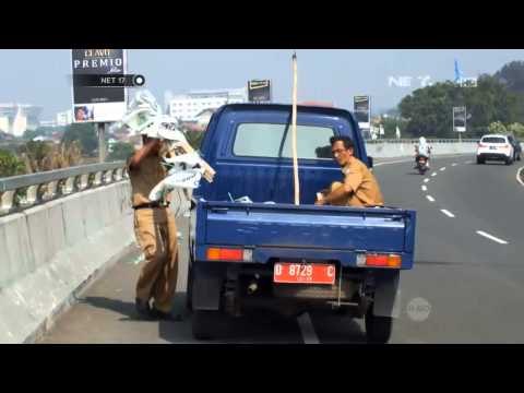 NET17-Spanduk Kampanye di Jalan Layang Bahayakan Pengemudi