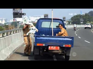 NET17-Spanduk Kampanye di Jalan Layang Bahayakan Pengemudi