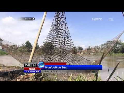 NET12 - Warga di sekitar Sungai Citarum manfaatkan menangkap ikan di sungai