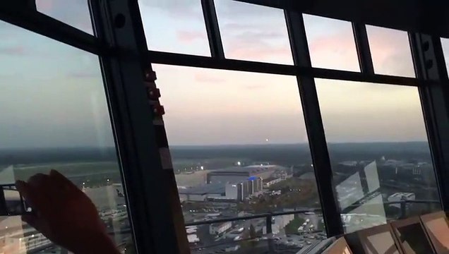 Un pilote fête son dernier vol avec une petite pirouette