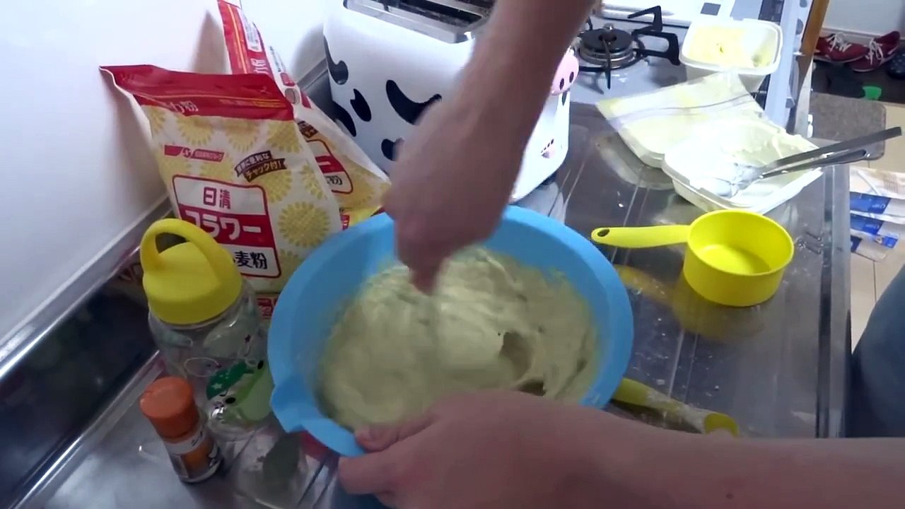 Kyde Makes Banana Bread in a Rice Cooker