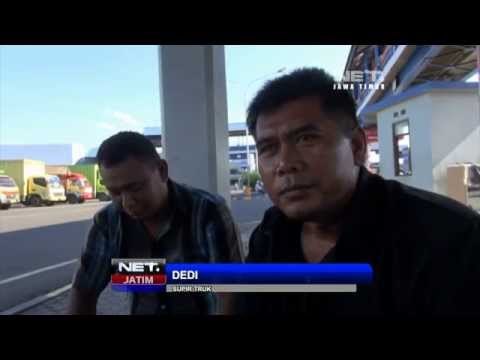 NET JATIM - Ratusan penumpang dan kendaraan terjebak di Pelabuhan Banyuwangi