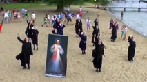 Des religieuses dansent sur de la techno