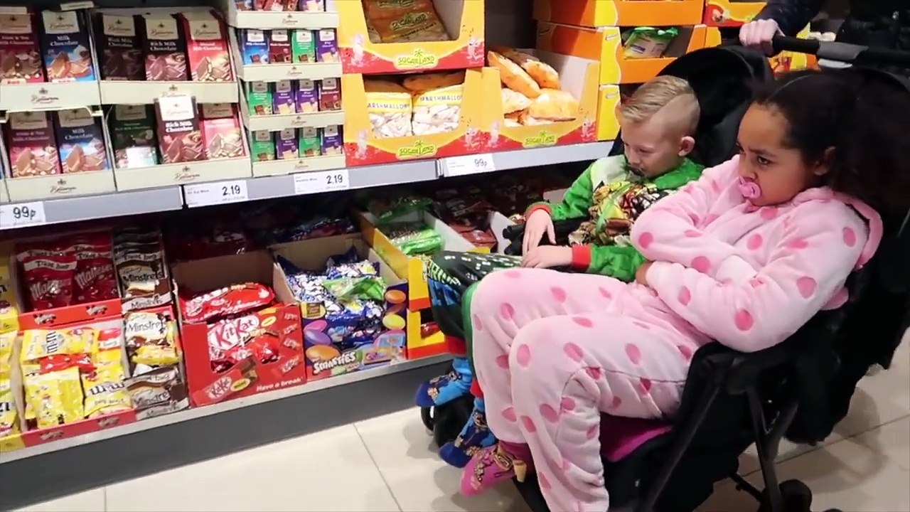 Bad Baby VS Crybaby Giant Spiders Attack Girl In Supermarket Compilation - Toys AndMe (SKIT)
