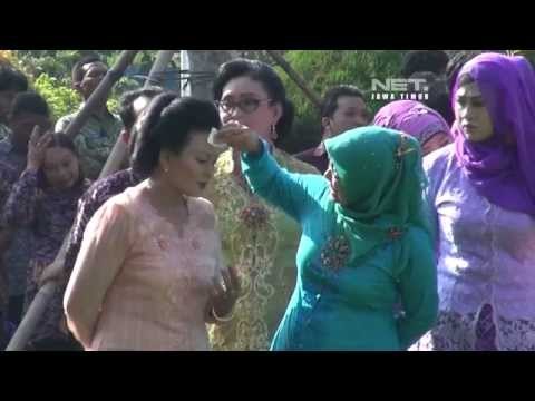 NET JATIM - Wanita beradu panco dengan mengenakan kebaya peringati hari kartini