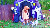ASSISTANT Spooky Halloween Trick or Treat with Mickey Mouse and Donald Duck Candy Surprise Video