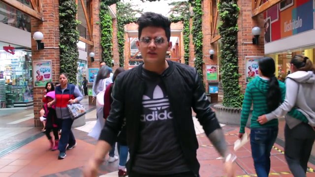 BESOS fáciles a Colombianas |Broma (Kissing Prank) ❤