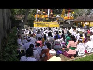 NET JATIM - Puluhan siswa TK di Bondowoso Belajar di halaman sekolah