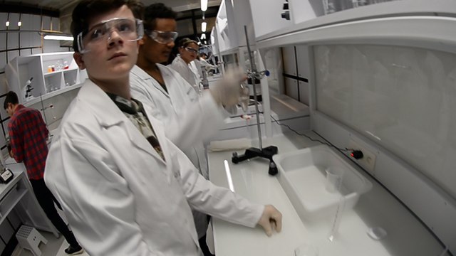 Frameries - un laboratoire de chimie au PASS. Vidéo Eric Ghislain