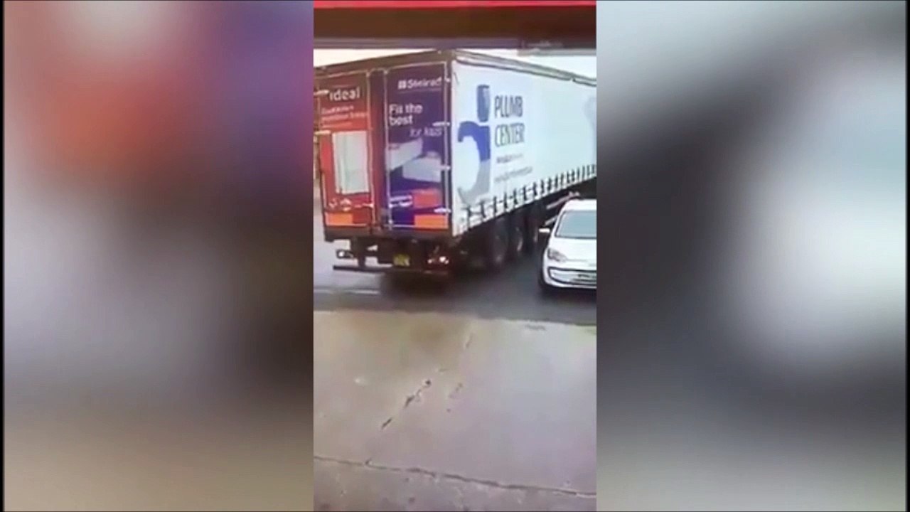Ce chauffeur de camion emporte une voiture sans s'en rendre compte... Oups