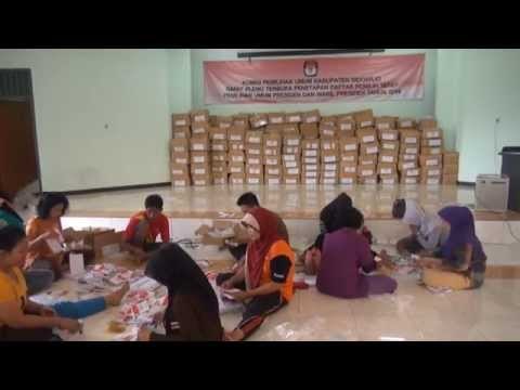 Ratusan pekerja lipat dan sortir surat suara mogok kerja - NET17