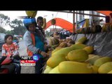 Ratusan pedagang musiman menjual timun suri di ruas jalan Bogor Parung - NET12