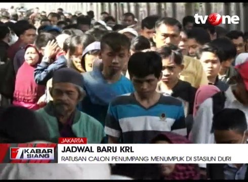 Jadwal Baru KRL, Penumpang Menumpuk di Stasiun Duri