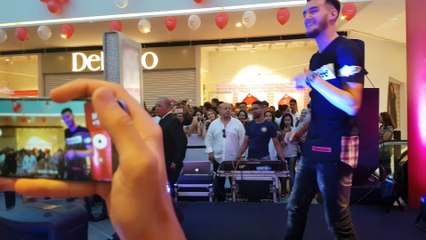 رائع طفلة صغير تصدم الجمهور وتصعد لغناء مع الفنان زوهير البهاوي اغنيته الجديدة #hasta_luego