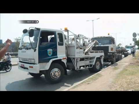 Petugas Gembosi Ban Motor Parkir Liar - NET17