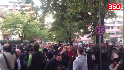 Shikoni si e pritën simpatizantët Tahirin jashtë Kuvendit (360video)