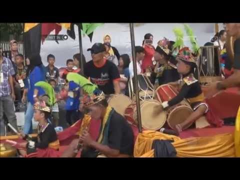 Anak-anak Mengenakan Kostum Unik di Jember Fashion Carnaval -NET24