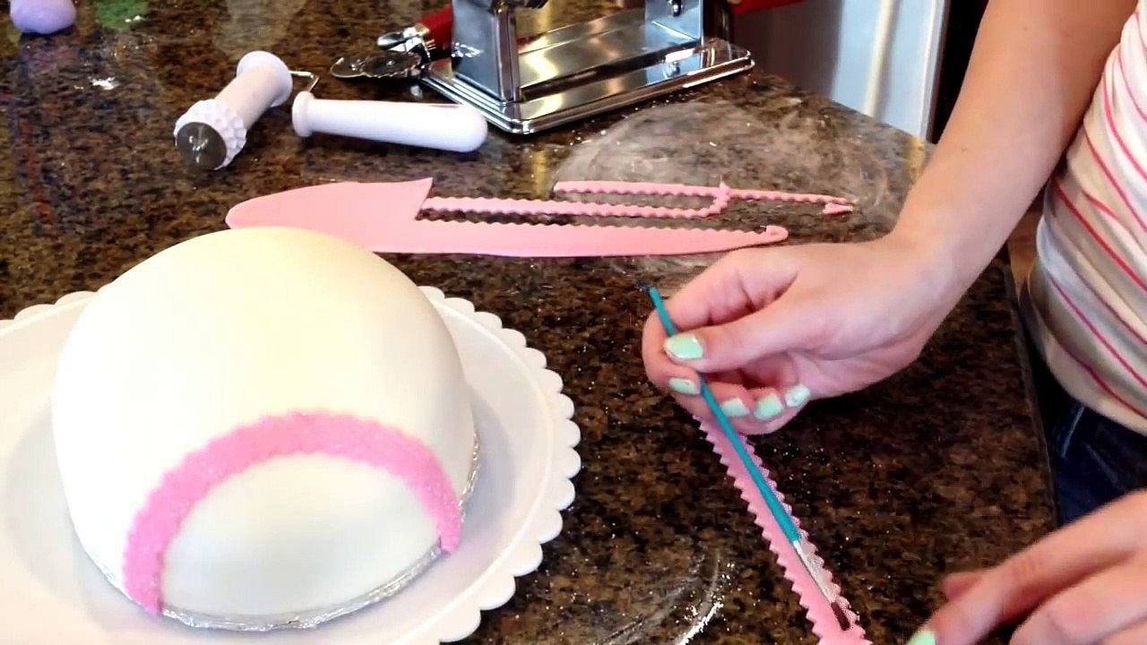 How To Make An Easter Cake And Cupcakes