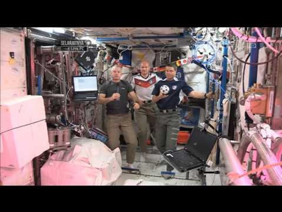 NET12 - 3 Astronot Bermain Bola