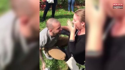Son petit-ami la demande en mariage, sa réaction est... étonnante ! (vidéo)