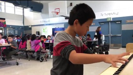 10-Year-Old Piano Prodigy Skips Recess to Play for First Graders