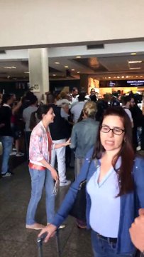 Jogadores do Santos são cobrados por torcedores no aeroporto