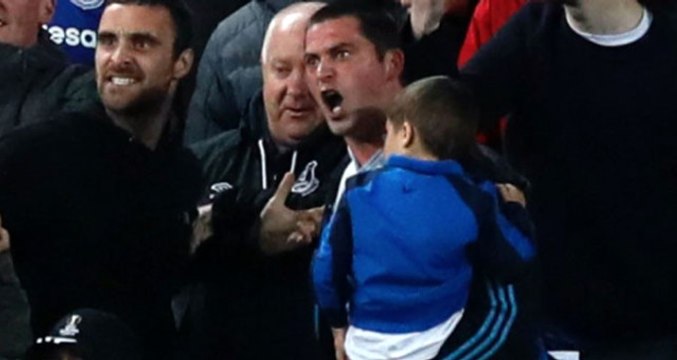 Kucağında Çocukla Kavgaya Karışan Holigan, Maçlardan Ömür Boyu Men Edildi