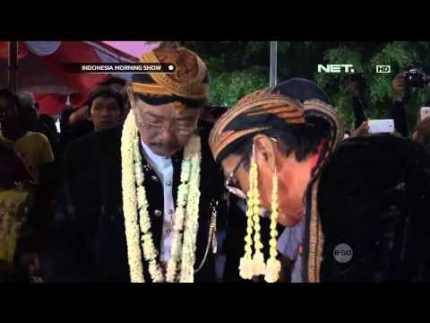 Warga berebut tumpeng dan air jamasan di Ponorogo serta bermain sepak bola api - IMS