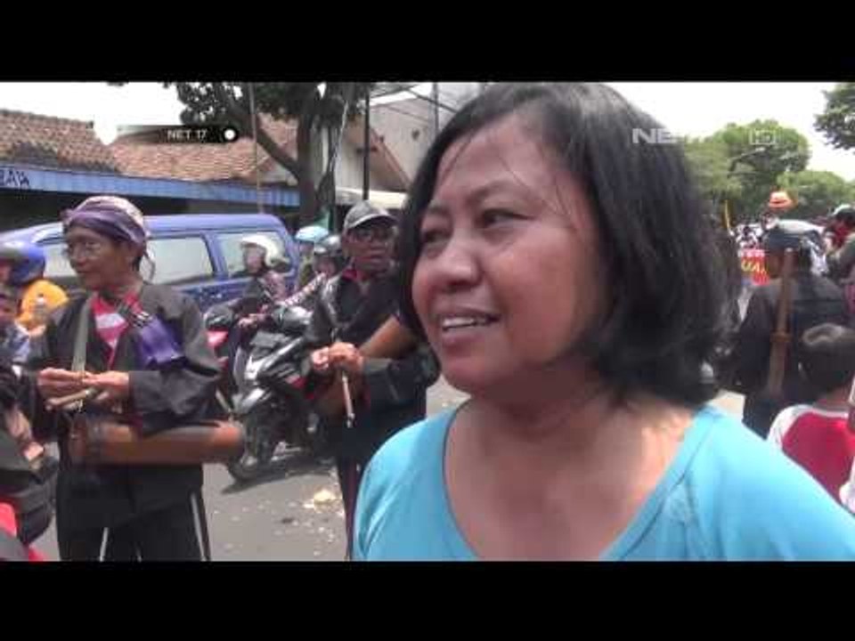 Warga Kediri berebut gunungan uang dan tumpeng - NET17