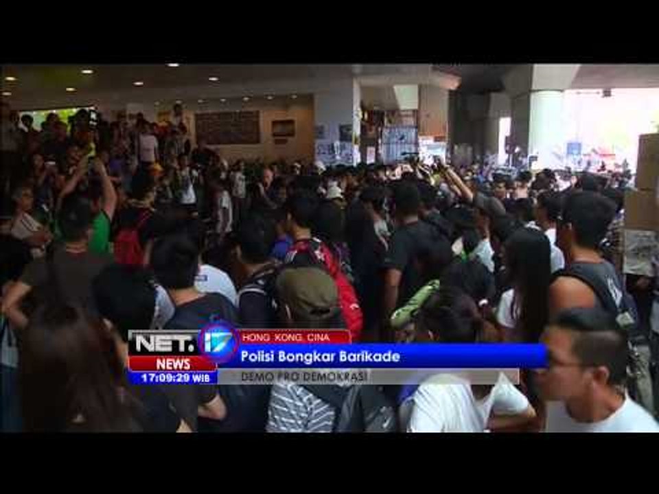 Polisi bongkar barikade pendemo yang menutup jalan pusat bisnis belanja Hong Kong - NET17