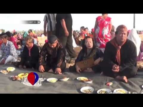 Sedekah bumi jelang musim tanam warga Desa Sumber Wetan - NET12