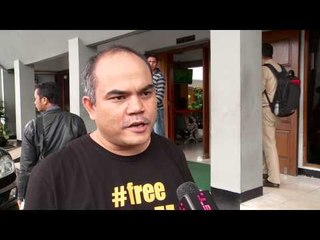 Serikat kerja dan wali murid JIS berikan dukungan moril dalam sidang dua guru mereka - NET12