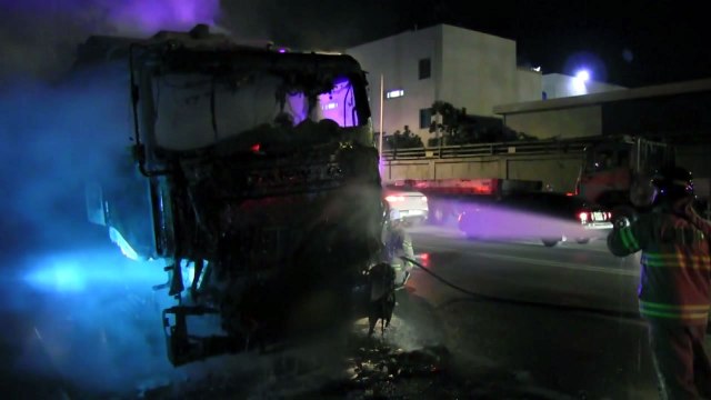 주차된 25톤 트럭에서 불...차량 과열 추정 / YTN