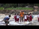 Ratusan Siswa di Garut Menantang Bahaya Seberangi Sungai Deras Menuju Sekolah - NET12