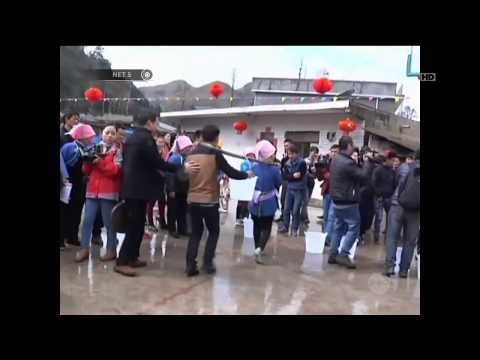 Lomba menggedong istri ambil air di sungai meriahkan perayaan Imlek - NET5