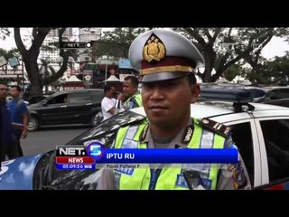 Télécharger la video: Polisi Tilang Konvoi Pelajar Pasca Ujian Nasional di Medan - NET5