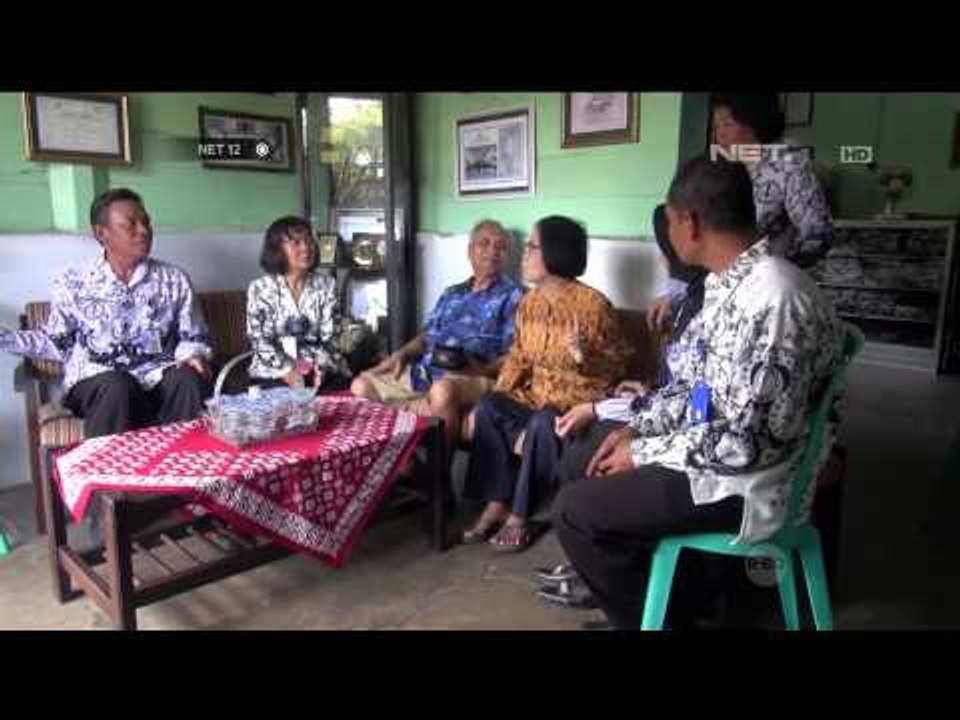 Para Guru berikan bunga dan santunan pada pencipta lagu Hymne Guru - NET12