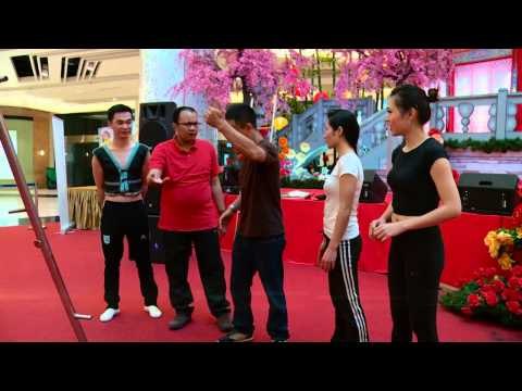 Aksi Lucu Mas Febry Bermain Sirkus