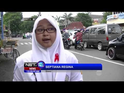 120 siswa dan mahasiswa di Ponorogo peringati Hari Aids dengan membagikan bunga - NET12