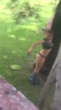 Une fille surprise en train de faire un selfie un peu hot dans le jardin