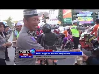 Polisi di Ponorogo Bagikan Takjil Gratis - NET24