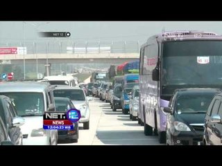 Descargar video: Live Report Dari Gerbang Tol Palimanan Arus Balik Mudik - NET12