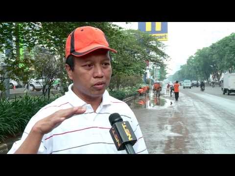 Jalan di kawasan Boulevard Barat Kelapa Gading rusak karena banjir - NET12