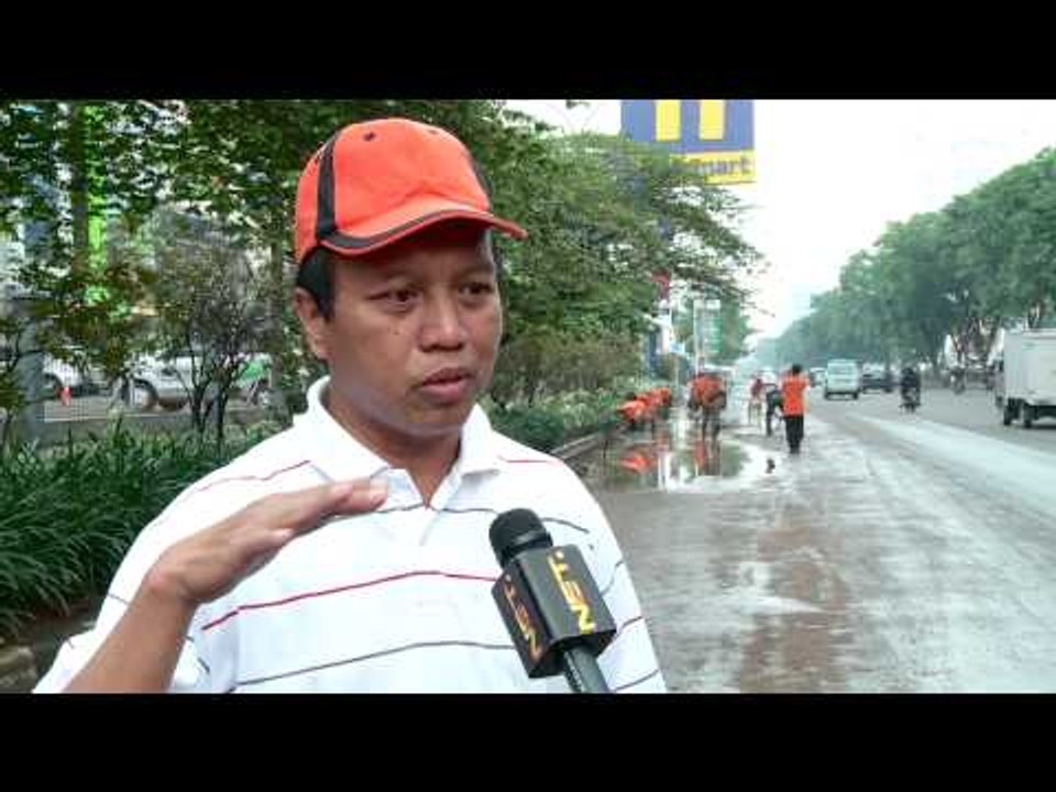 Jalan di kawasan Boulevard Barat Kelapa Gading rusak karena banjir - NET12