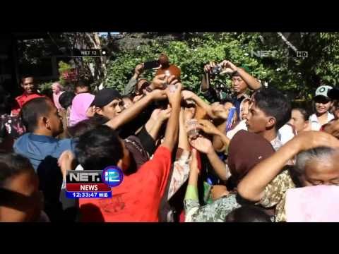 Tradisi Ngalap Berkah, Ratusan Warga Blitar Berebut Uang Koin dan Tumpengan - NET12