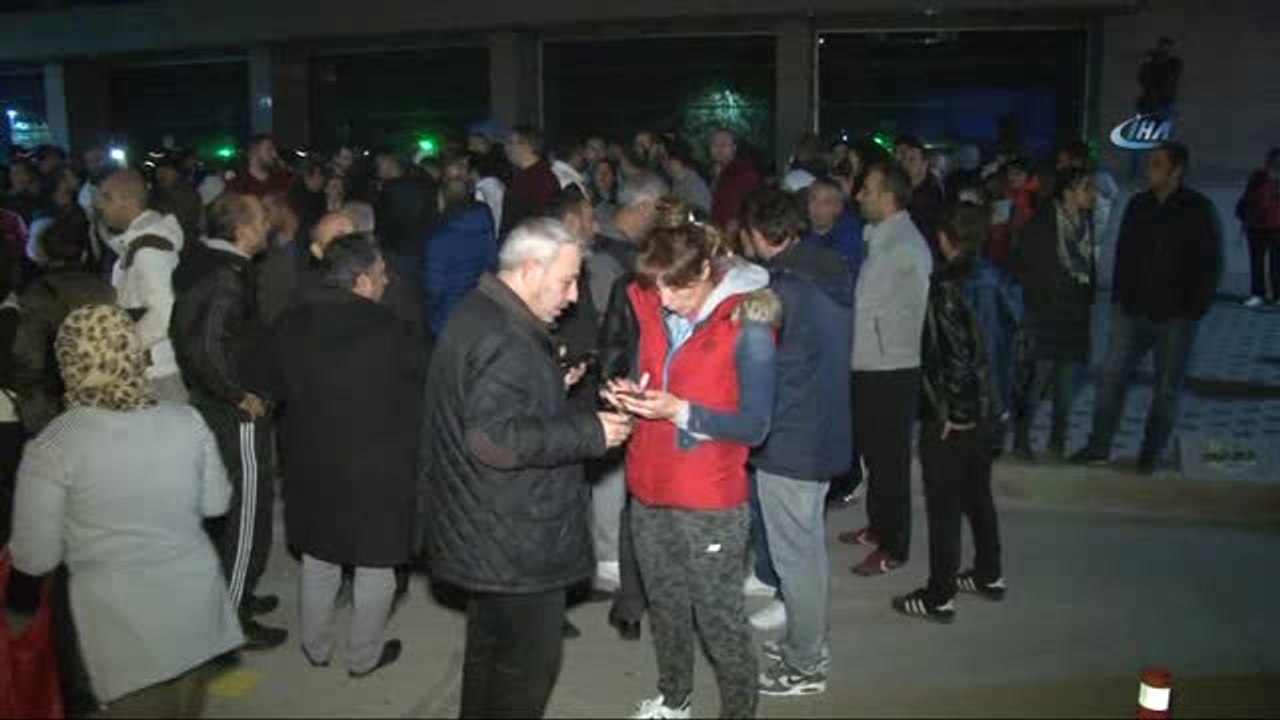 Büyükşehir Belediyesi Önünde Kadro Eylemi